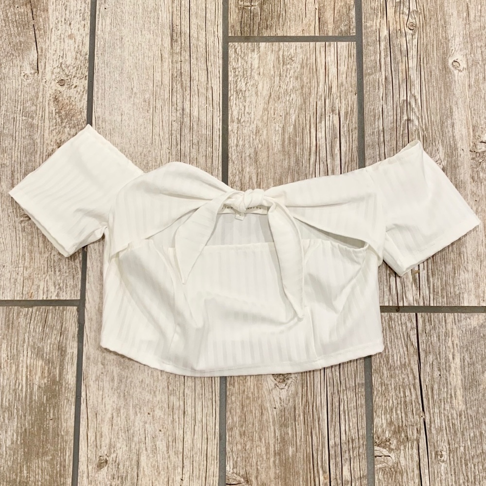 Off the shoulders tie crop top